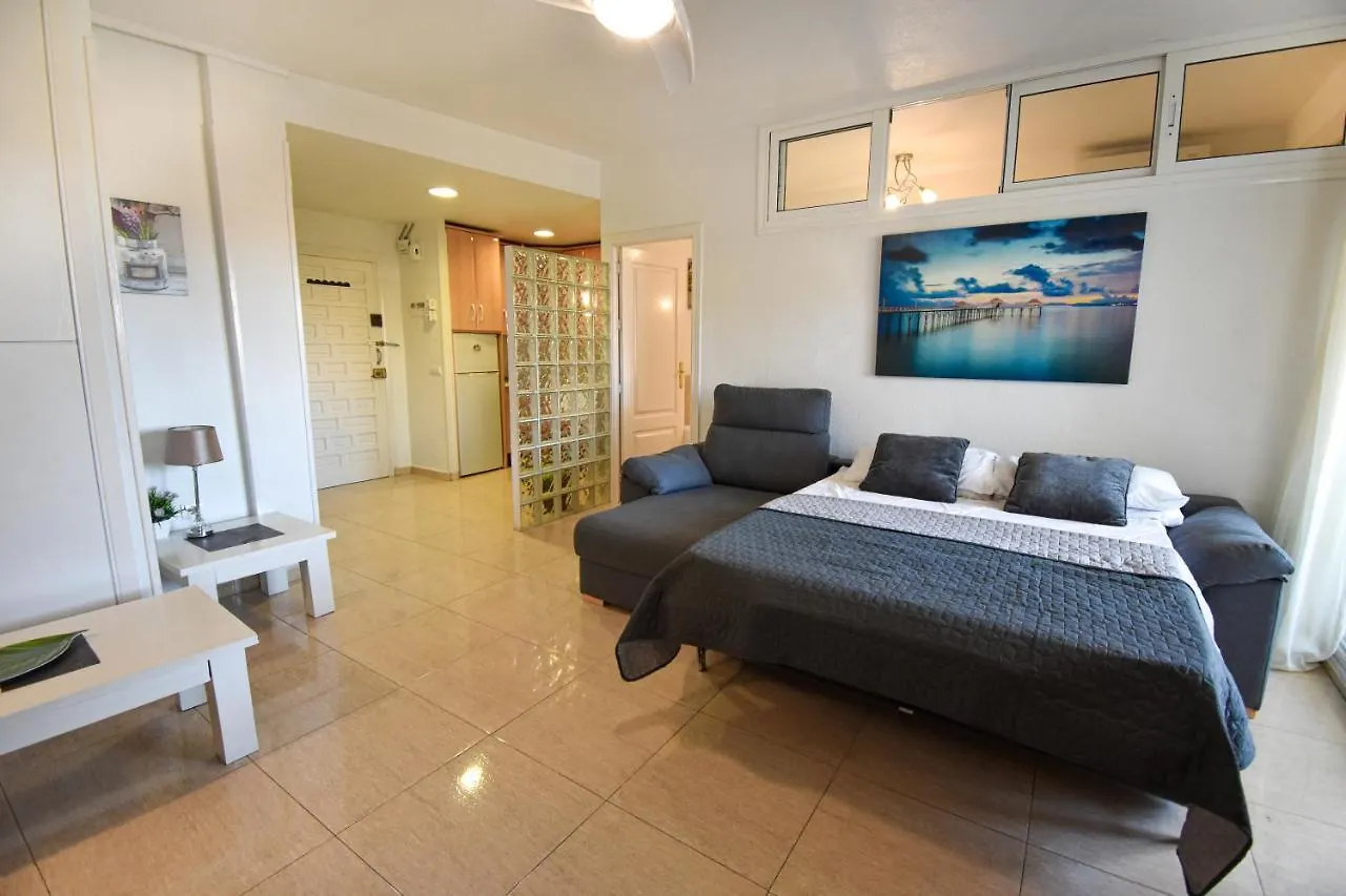 Benal Beach, Superb 2 Bedroom 2 Bathroom Beach Front Apartment Sleeps 6 贝纳尔马德纳 西班牙