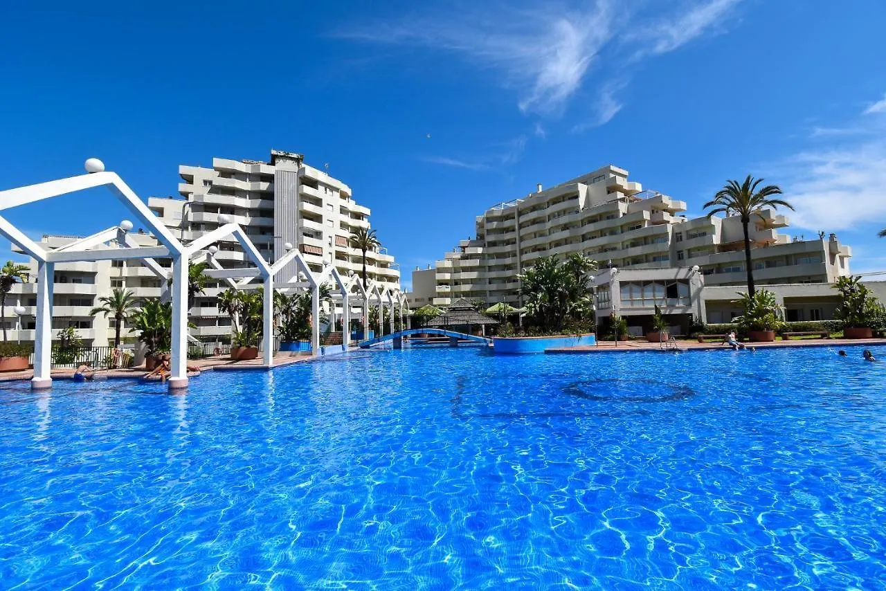 Benal Beach, Superb 2 Bedroom 2 Bathroom Beach Front Apartment Sleeps 6 Benalmádena